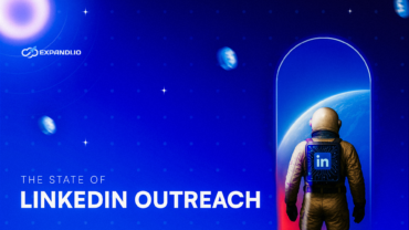 Astronaut with LinkedIn logo backpack entering space, symbolizing the future of AI-powered outreach by Expandi.io